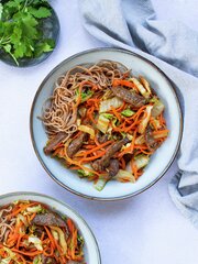 Biffwok med kål og peanøtter