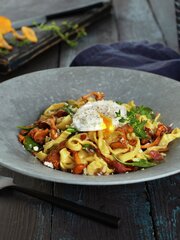 Pasta med skogsopp og posjert egg