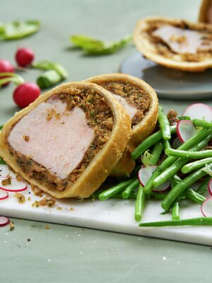 Innbakt svinefilet med sopp og løk