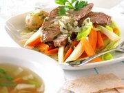 Ferskt kjøtt og suppe med løksaus