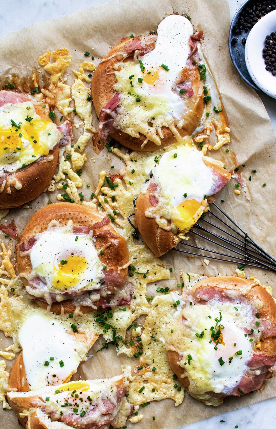 Bagel med egg og bacon