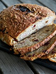 Grovt brød med tranebær og rosiner