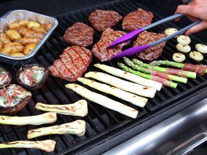 Grill sommer 2012 m Liv Leira og Anette F. Hansen