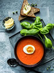 Tomatsuppe med kokt egg