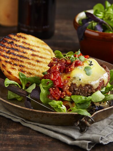 Burger med bacon og blåmuggost