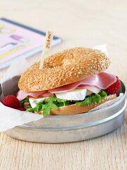 Bagel med brie og skinke