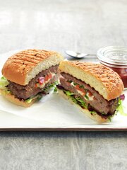 Grillet hamburger fylt med tomat og mozzarella