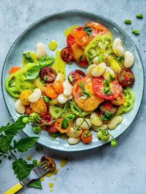 Tomat- og bønnesalat med honningvinaigrette