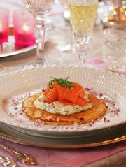 Blinis med røkelaks og urterømme med agurk