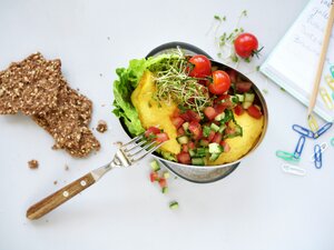 Omelett med ost og tomatsalat