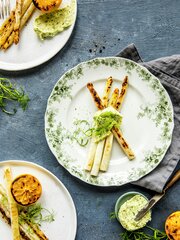 Grillet hvit asparges med urtesmør