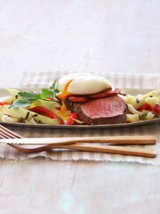 Spansk biffsalat med fennikel og posjert egg.jpg