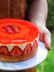 Fransk jordbærkake med rabarbrakompott og gelé