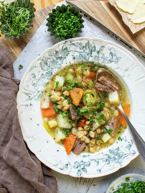 Ertesuppe med svineknoke