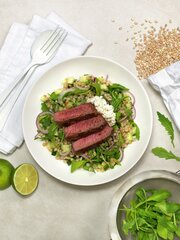 Biffsalat med korn og sesamolje