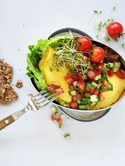 Omelett med ost og tomatsalat