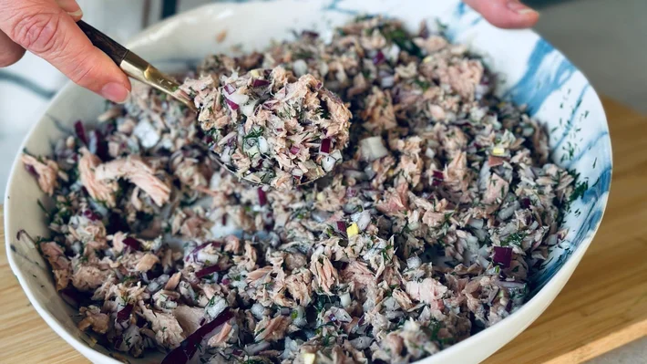 Trinnbilder egg- og tunfisksalat