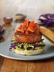 BURGER MED FIKEN- OG DADDELCHUTNEY