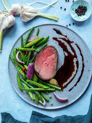 Baconsurret hjortefilet med honning og soya