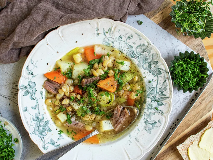 Ertesuppe med svineknoke