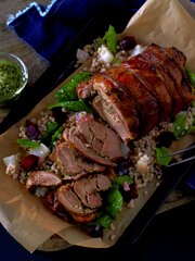 Utbeinet lammelår med myntepesto og byggrynsalat