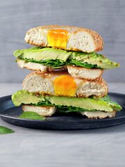 Bagel med avokado og egg