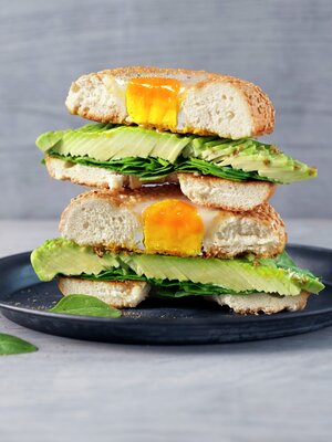 Bagel med avokado og egg