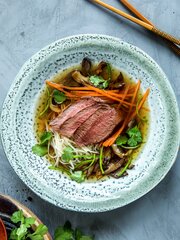 Klar nudelsuppe med rein