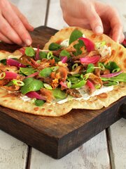 Lefsepizza med kyllingconfit og syltet rødløk