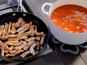 Hot linsesuppe med strimlet svinekjøtt 4
