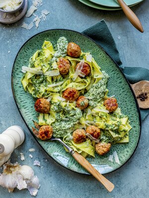 Kyllingkjøttboller med spinatpasta