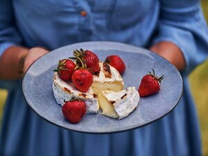 Grillet camembert med jordbær