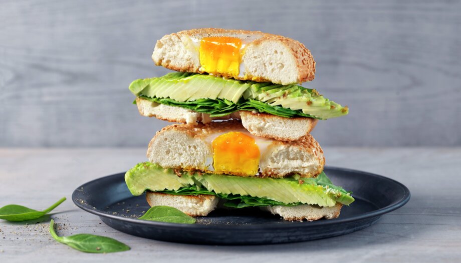 Bagel med avokado og egg