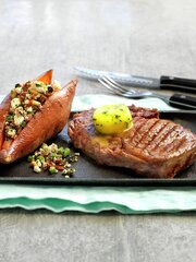 Grillet entrecôte med fylt søtpotet