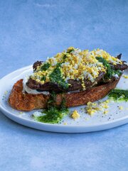 Surdeigsbrød med biff og revet egg
