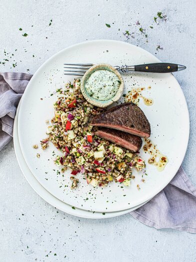 Biffsalat med byggryn og eple scatterplate