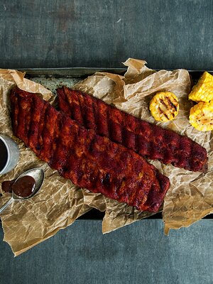 Ribs med grillet mais og bbq-saus