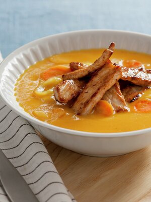 Gulrotsuppe med strimlet svinekjøtt