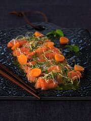 Laksesashimi med mojitodressing