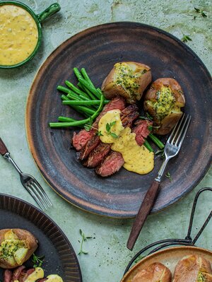 Flat iron med bakt potet og béarnaise
