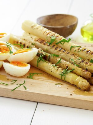 Grillet hvit asparges og kokt egg