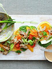 Thaisalat med appelsin og strimlet svinekjøtt