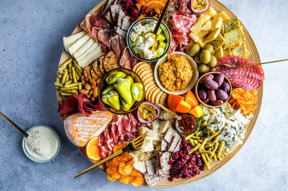 Fat med spekemat og ost