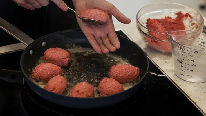 Reinsdyrkaker i kremet viltsaus 3d