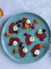 Reinsdyrcarpaccio med snøfrisk krem