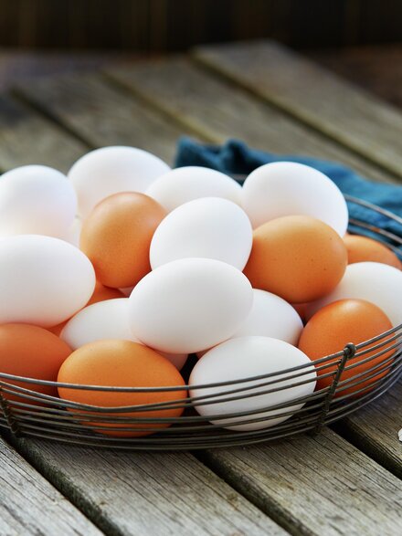 Hvite og brune egg i kurv