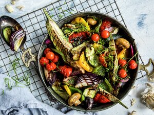 GRILLEDE GRØNNSAKER MED URTESMØR