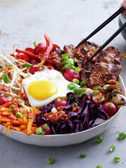 Bibimbap med svinekjøtt