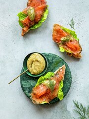 Surdeigsbrød med gravlaks