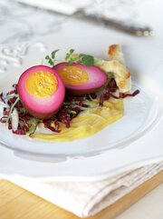 Rødbetmarinerte egg